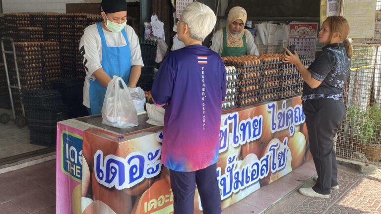 แห่ซื้อตุนรับเช็งเม้ง คนนราฯ กลัวไข่ขึ้นราคาอีก หลังวิกฤตน้ำมันพ่นพิษ ทำต้นทุนขนส่งพุ่ง…