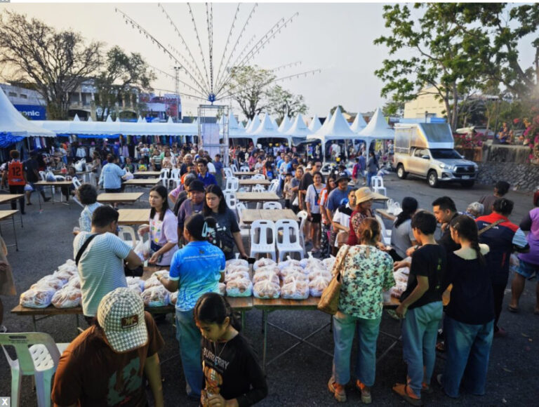 เจ้าของตลาดนัด ลงขันเหมาไข่ไก่ขายแผงละ 50 บาท ชาวตรังแห่รุมซื้อ-บรรเทาภาระค่าครองชีพ…